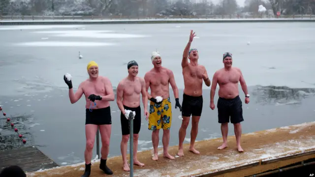 Kelompok pria yang memilih berenang