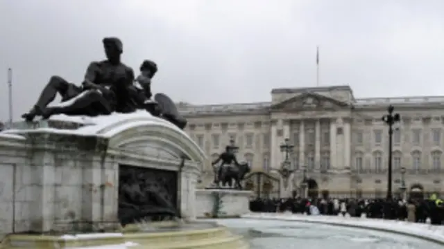 Buckingham Sarayı'nın mimari açıdan ilgi çekici bir yanının olmadığı düşünülüyor.