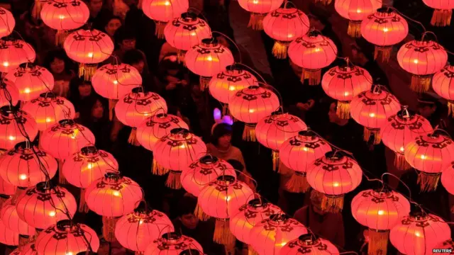 南京孔廟外的串串大紅燈籠（5/2/2012）