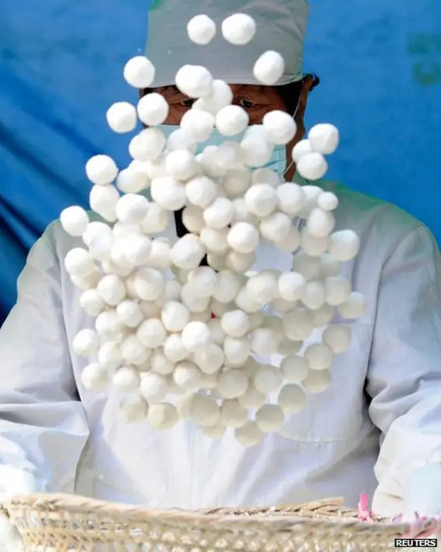 南京某商店店員在製作元宵（2/2/2012）