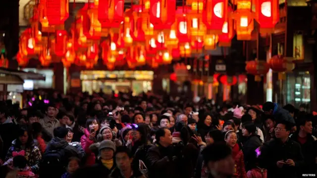 上海豫園賞花燈遊人絡繹不絕（5/2/2012）