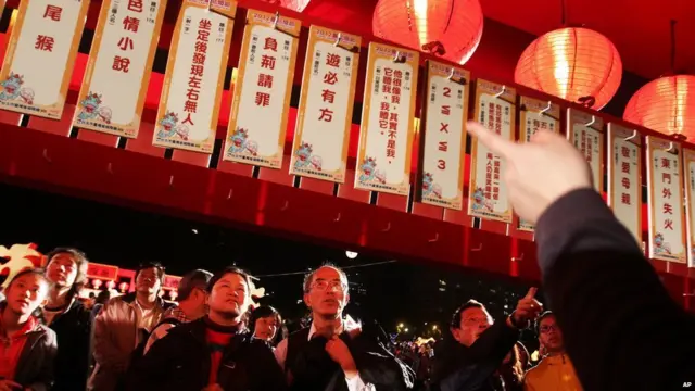 台北燈會上游人察看燈謎（4/2/2012）