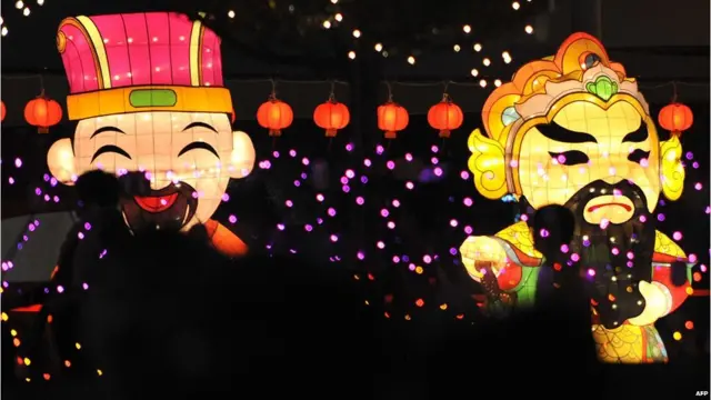 台北街頭民眾觀賞歷史人物花燈（5/2/2012）