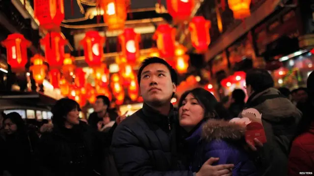 上海豫園一對情侶賞花燈時互相擁抱（5/2/2012）