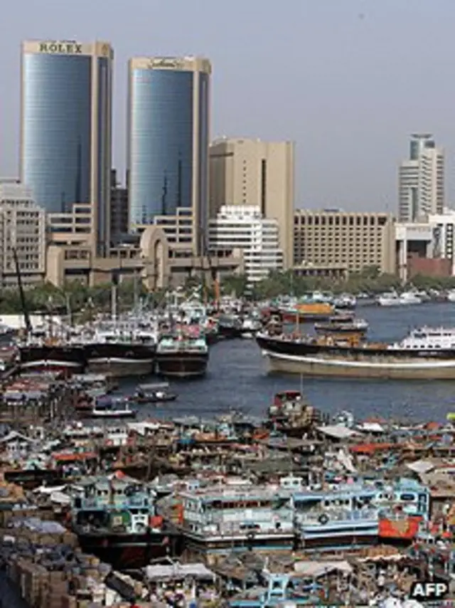 قبل از کشف نفت در دهه ۱۹۵۰، اقتصاد امارات متکی بر ماهیگیری و صنعت رو به افول صید مروارید بود