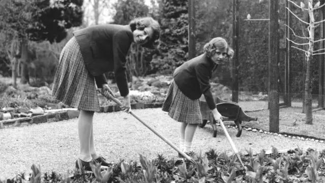 Апрель 1940 года: принцесса Елизавета вместе со своей младшей сестрой принцессой Маргарет 