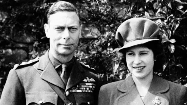 Апрель 1944: принцесса Елизавета со своим отцом, королем Георгом VI