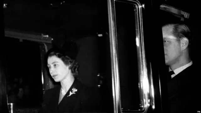 7 февраля 1952: королева Елизавета II с супругом возвращается в Лондон 