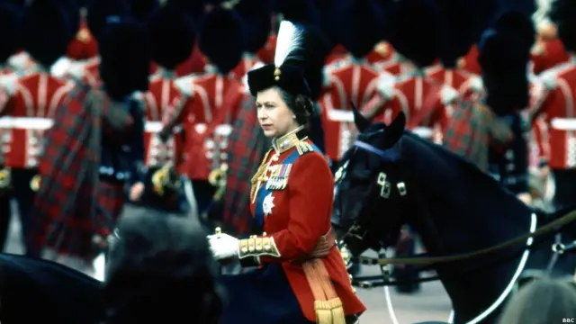1971 год: королева Елизавета II принимает парад
