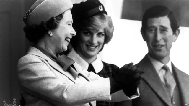 Королева с принцессой Дианой и принцем Чарльзом