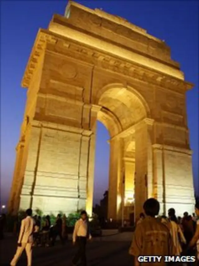 دروازه دهلی در دهلی نو که به یاد سربازان هندی کشته شده در جنگ جهانی اول ساخته شده است