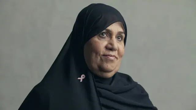 د هیلې ډلې غړي له ټولنې سره په راشه درشه کې له ستونزو سره مخامخ کېږي، او غړي يې وايي چې زیاتره خلک ورسره د روغبر او ستړي مشو ته زړه نه ښه کوي، او یا دا چې د بدن غړي یې دې لمس کړي. 