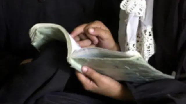 له دغو کتابونو څخه يو شمېر يې په کور دننه او نور په اندونيزيا کې چاپ شوي دي.