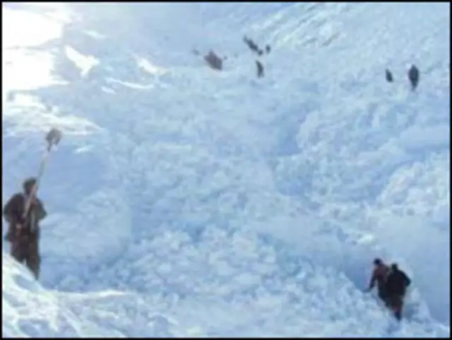 سږنیو واورو ګڼ خلک له ستونزو سره مخامخ کړي.