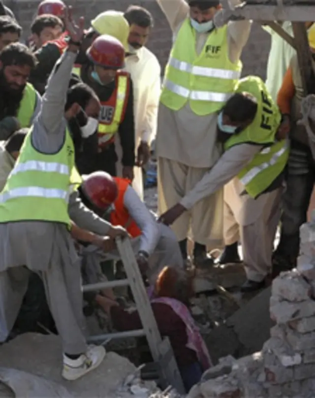 امدادی کارکنوں نے منگل کو بھی ایک بزرگ خاتون کو بھی ملبے سے نکالا تھا