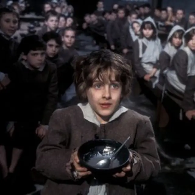 حدود صد اقتباس سینمایی و تلویزیونی از آثار دیکنز وجود دارد