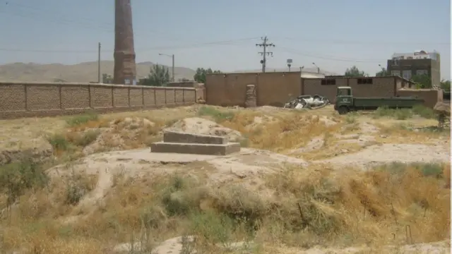 Расмийлар хавфсизлик муаммоларини рўкач қилдилар, бошқалар таъмирлаш ишларининг халқаро ташкилотлар томонидан танқид остига олиниши сабаб, дедилар. 