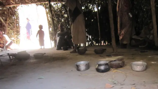 राउटेको झुपडी भित्र 