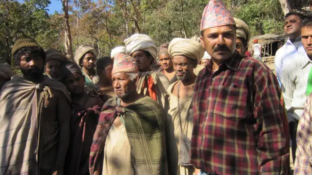 राउटेका मुखिया बस्तीका मानिसहरुमाझ 