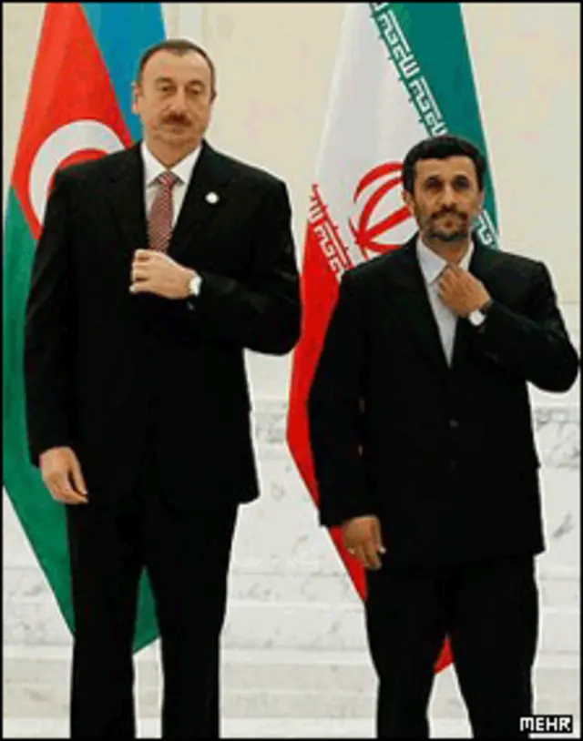 الهام علی اف و محمود احمدی احمدی نژد، روسای جمهور جمهوری آذربایجان و ایران در یک مراسم رسمی در باکو