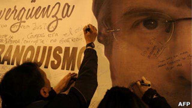 Simpatizantes de Baltasar Garzón firman una pancarta con su foto