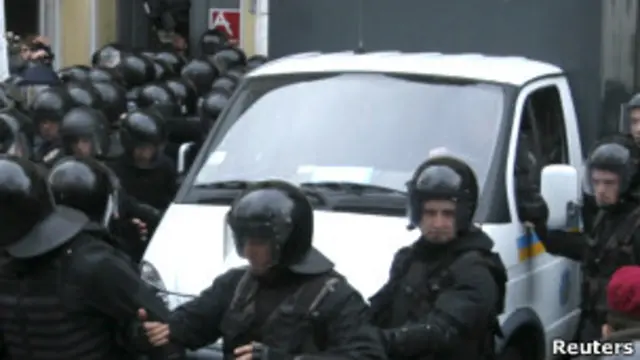 Автозак біля Печерського суду Києва 