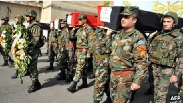 Tentara Suriah membawa jenazah rekan yang tewas