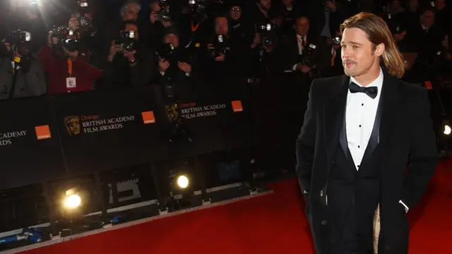 好萊塢帥哥布拉德·皮特（Brad Pitt）抵達頒獎典禮現場皇家歌劇院外，受到影迷與媒體記者的熱烈歡迎。
