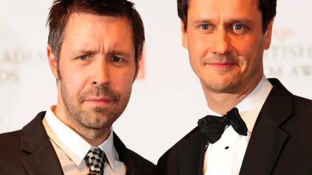 影片《暴龍》(Tyrannosaur)的編劇Considine和導演 Scrimshaw慶祝他們贏得最佳處女作獎。