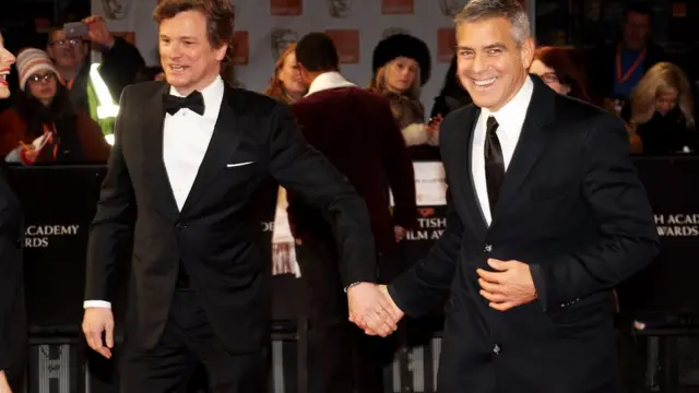 上屆奧斯卡影帝、英國演員科林·菲斯（Colin Firth）與好萊塢影星兼導演喬治·克魯尼（George Clooney）一起走在紅地毯上。