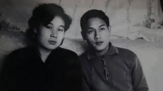 Ông Phạm Ngọc Cảnh và bà Ri Yong-hui gặp nhau lần đầu tiên năm 1971, khi ông Cảnh xuống thực tập ở nhà máy của bà trong thời gian sang Bắc Hàn học tập. Ngay khi nhìn thấy cô gái Triều Tiên hiền dịu, ông Cảnh đã nghĩ: "Giá như cô ấy sẽ là vợ mình".