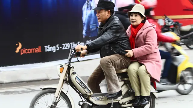 Hai ông bà đi đâu cũng có nhau.