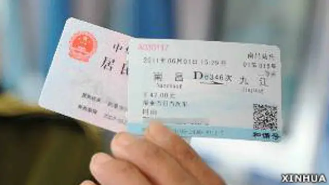 南昌火车站一名旅客展示其实名车票（新华社图片23/5/2011）
