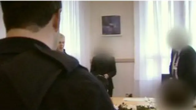 BBC拍摄冲散假婚仪式现场