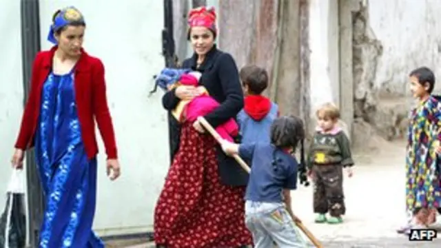 زبان تاجیکی به فارسی که در ایران و افغانستان (دری) تکلم می شود، بسیار نزدیک است