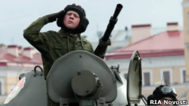 Российский военнослужащий в танке