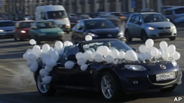 Автомобиль, украшенный белыми шарами