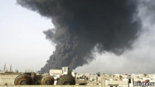 Дым над прилегающей к нефтепроводу территории в Хомсе
