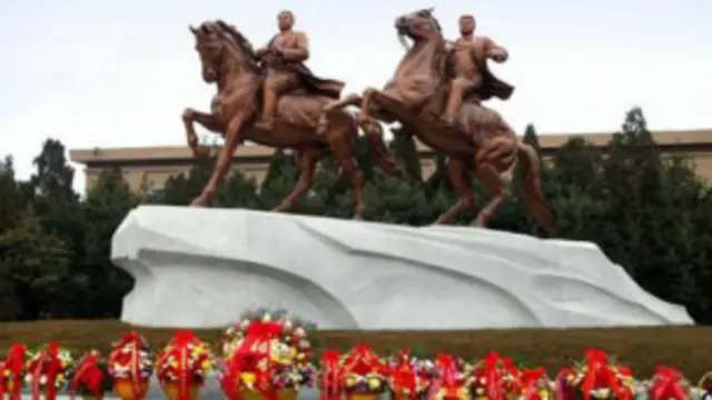 Tượng hai bố con ông Kim cưỡi ngựa