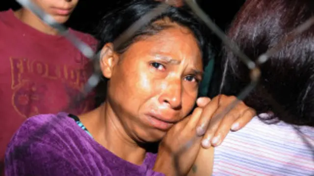 بڑی تعداد میں قیدیوں کے اہلِخانہ جائے حادثہ پر جمع ہیں