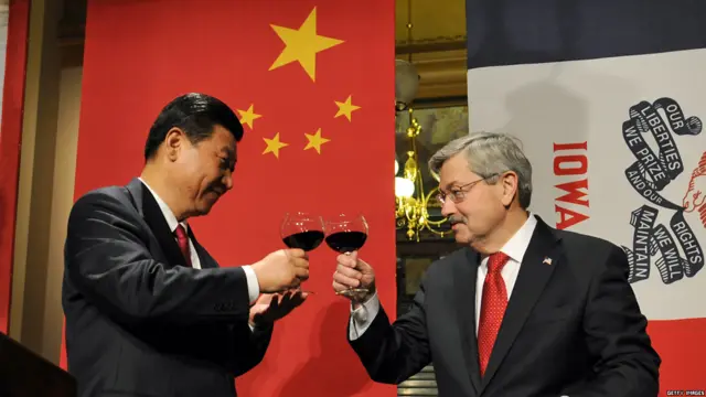 Ông Tập Cận Bình và Thống đốc Terry Branstad nâng ly tại Tiệc chiêu đãi cấp tiểu bang.