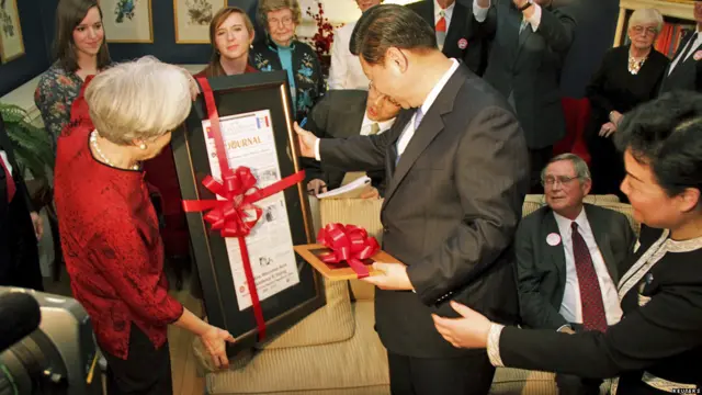 Vào năm 1985 bà Sarah Lande đã giúp tổ chức chuyến đi tới Muscatine cho phái đoàn có ông Tập dẫn đầu. Hồi đó ông là quan chức mới lên thuộc tỉnh Hồ Bắc. Bà Lande tặng ông Tập bản sao của Tạp Chí Muscatine từ năm 1985 khi ông thăm nơi này.