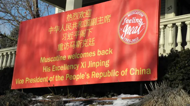 Biểu ngữ đón mừng ông Tập tới thăm tại nhà của ông bà Lande ở Muscatine, Iowa.