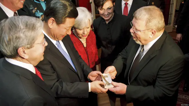 Thị trưởng Iowa Dwayne Hopkins (phải) tiếp ông Tập cùng Thống đốc Terry Branstad (trái)