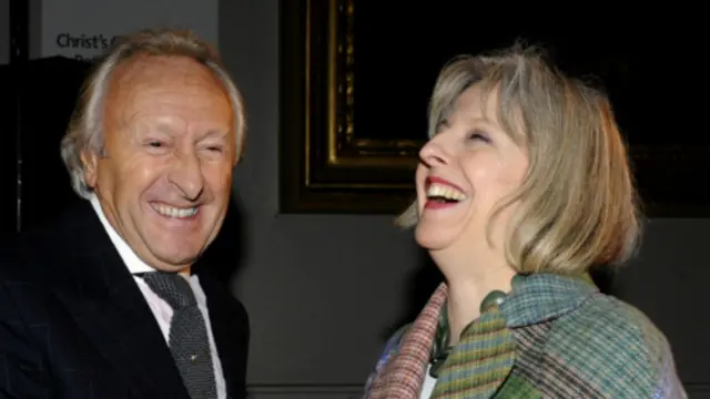 提爾曼和內政大臣特雷莎·梅參加倫敦時裝學院學生作品展示