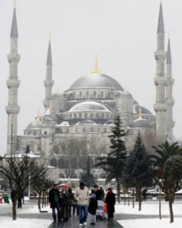 مخالفان حزب عدالت و توسعه، این حزب را به داشتن ایدئولوژی اسلام سیاسی و تلاش برای برقراری حکومت دینی متهم می کنند