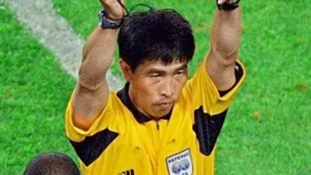 Trọng tài Lục Quân từng bắt trận bóng tại Nam Hàn năm 2002