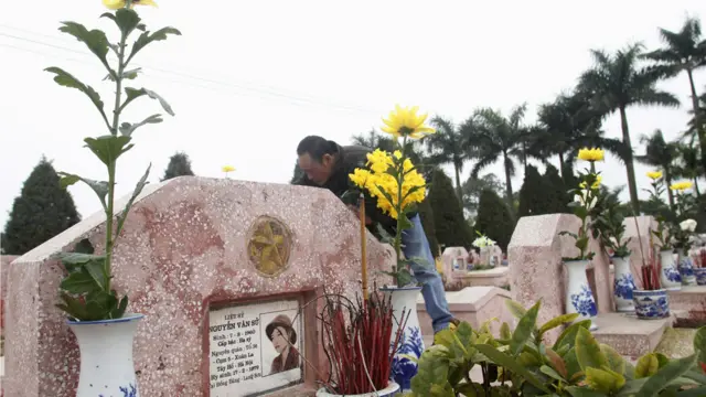 Bia mộ khắc tên liệt sỹ Nguyễn Văn Sử hy sinh vào ngày 17/2/1979 khi ở tuổi 19, một trong những đồng đội của ông Vinh.