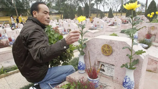 Nguyễn Duy Vinh, 56 tuổi, không trực tiếp tham gia năm 1979 mà được gọi tái ngũ năm 1980, đến nghĩa trang liệt sĩ ở thị trấn Nhổn, Hà Nội để tưởng niệm đồng đội hy sinh ở Lạng Sơn.