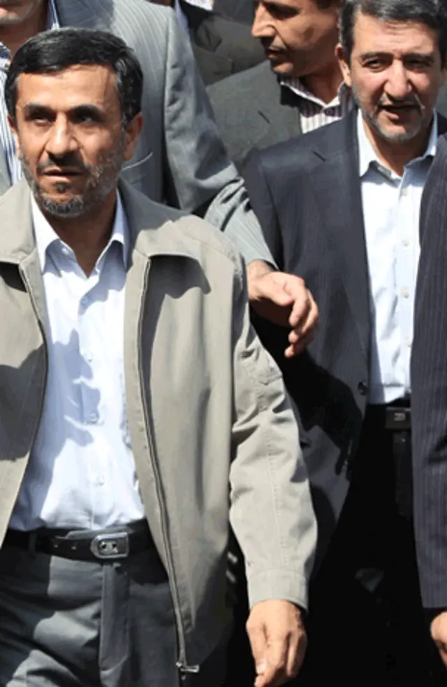 مجتبی ثمره هاشمی از سوی منتقدان دولت ایران، چهره پشت پرده و نظریه پرداز دولت محمود احمدی نژاد خوانده می شود